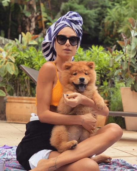 Thaila Ayala com o cachorrinho