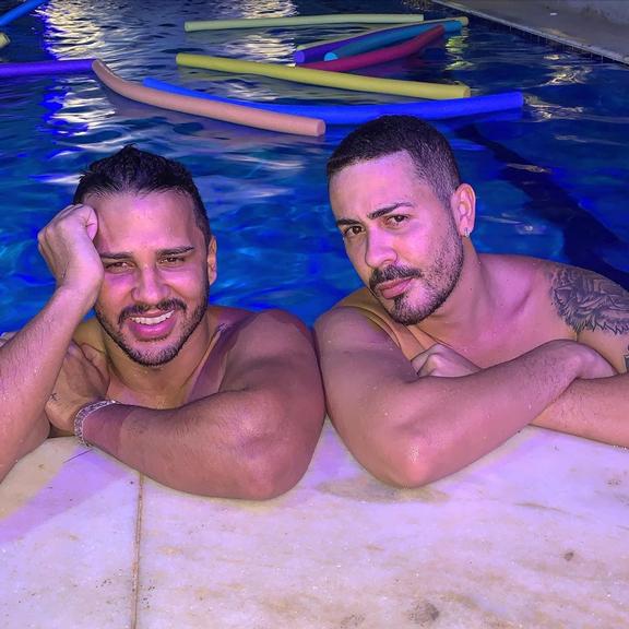 Carlinhos Maia e o marido na piscina