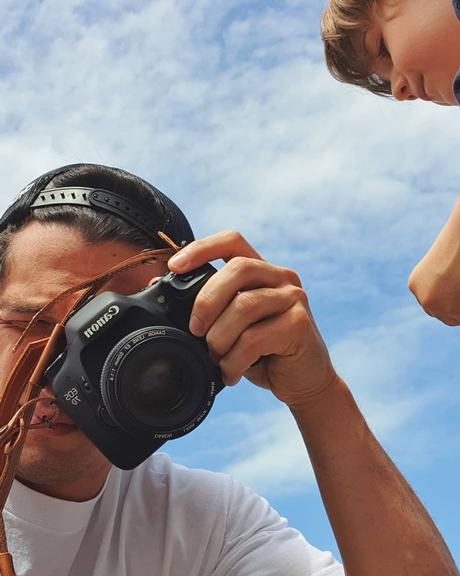 Romulo Estrela tira dia para fotografar com o filho