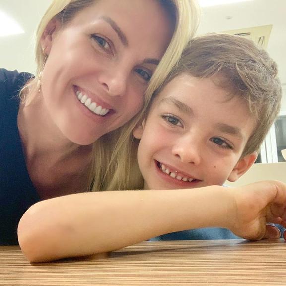 Ana Hickmann compartilha momento de carinho com o filho