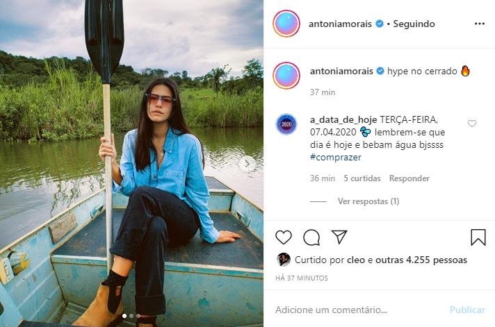 Antonia Morais posa em barco com remo na mão e é elogiada