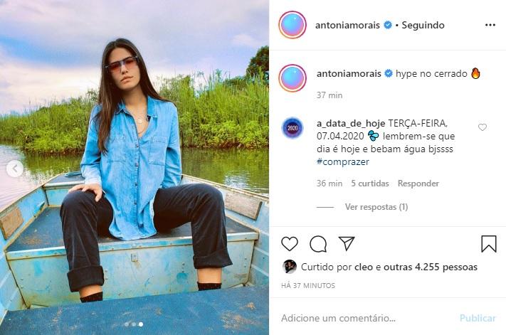 Antonia Morais posa em barco com remo na mão e é elogiada