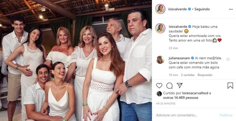 Isis Valverde relembra momento feliz com toda a família