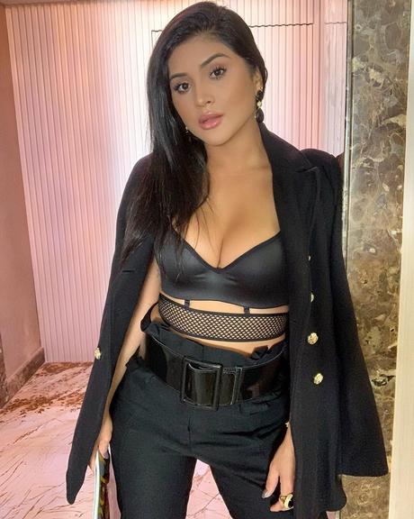 Mileide Mihaile em look monocromático preto