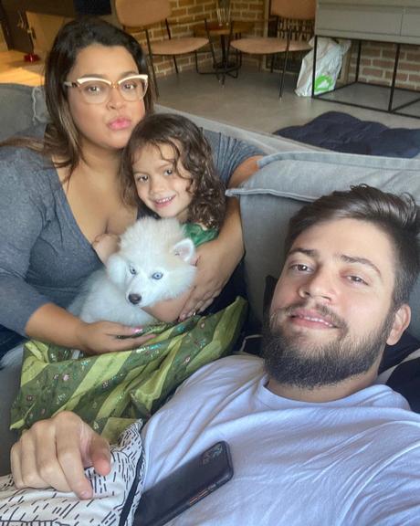 Preta Gil com a neta e o marido