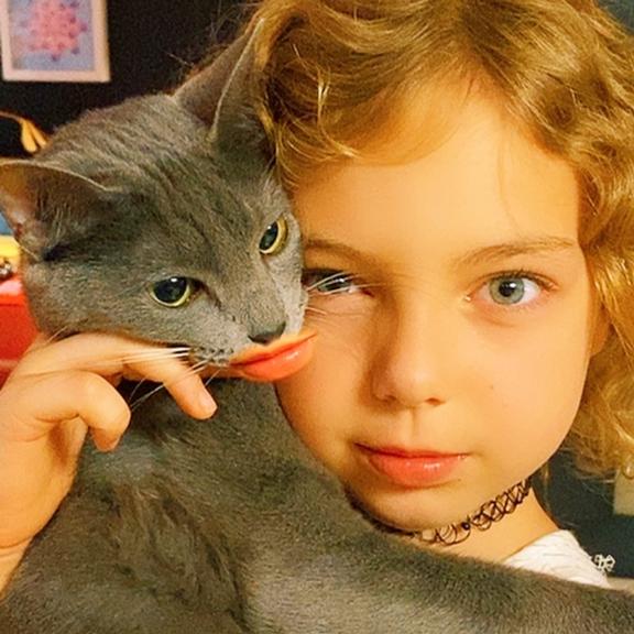 Sheila Mello publica foto divertida da filha com gatinho