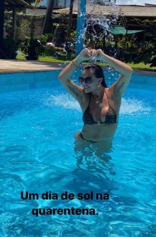 Gretchen curte dia de sol na piscina