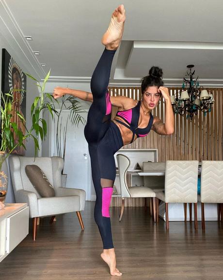 Aline Riscado surpreende com flexibilidade 