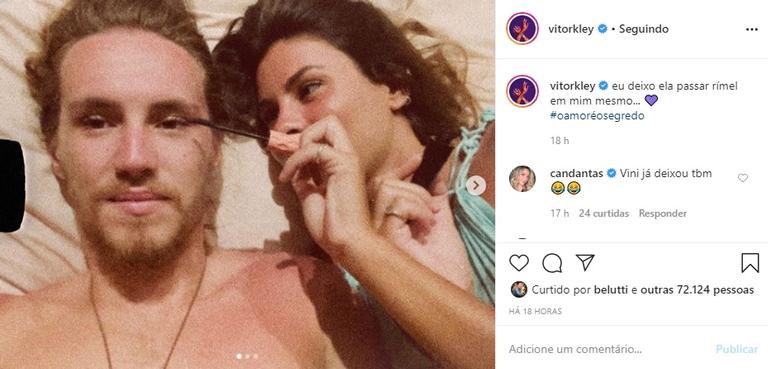 Vitor Kley mostra a namorada passando rímel em seus cílios