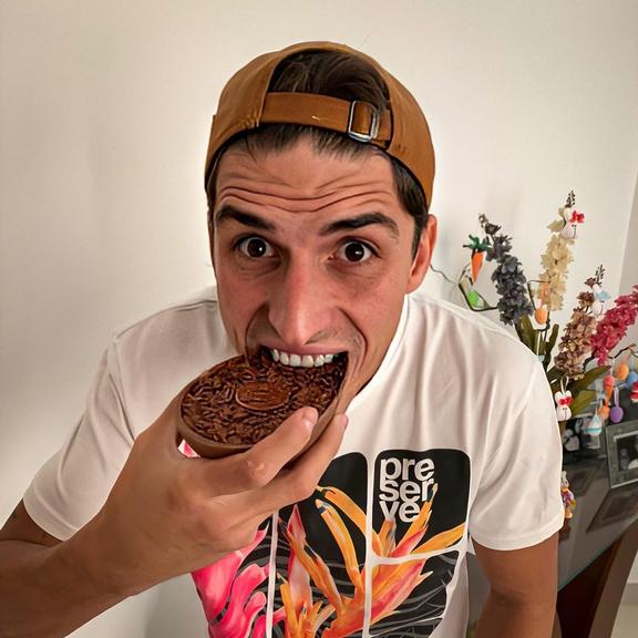 Felipe Prior comendo ovo de Páscoa