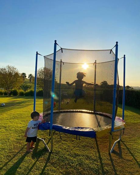 Luma Costa se encanta com clique dos filhos se divertindo 