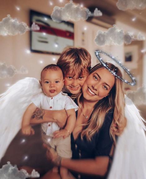 Carol Dantas vira anjinha em foto com os filhos