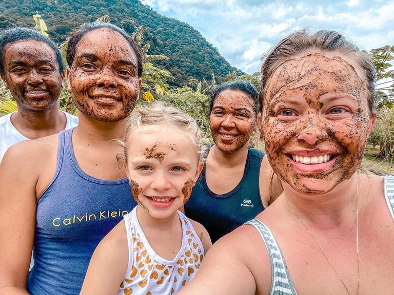 Mari Bridi faz dia de beleza na fazenda com a filha Aurora