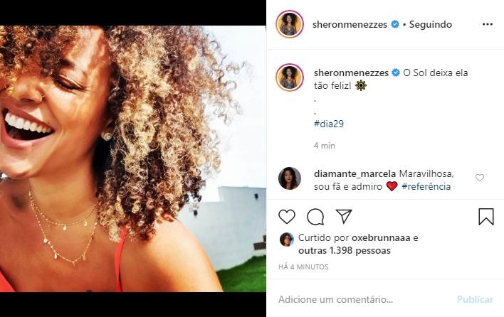 Sheron Menezzes arranca elogios em clique tomando sol