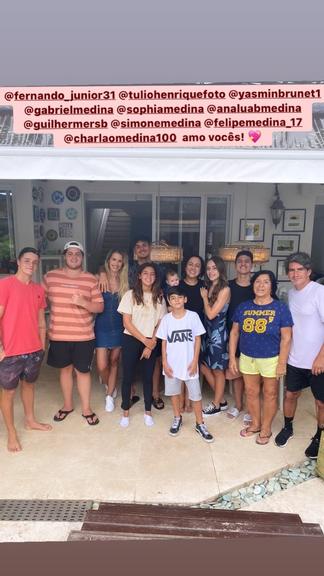 Tá rolando! Yasmin Brunet aparece em foto com a família de Gabriel Medina