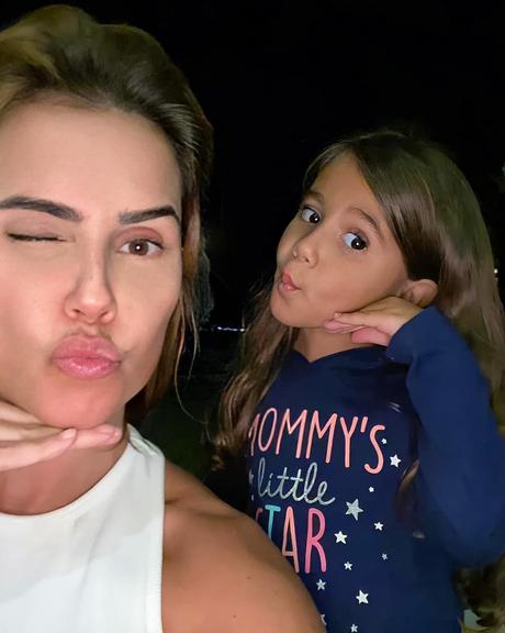 Deborah Secco arrasa na pose em clique fofíssimo lado de sua filha 