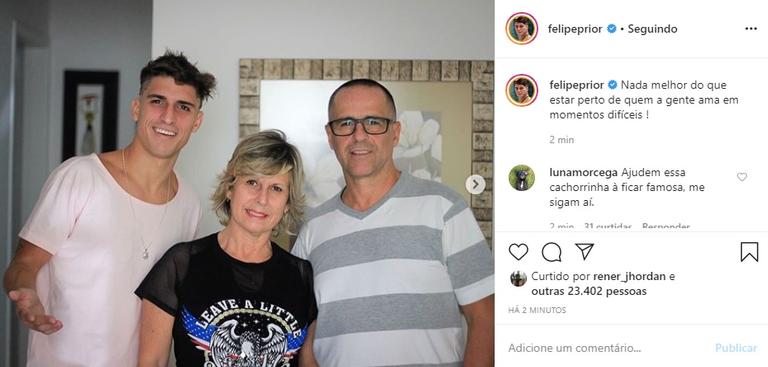 Felipe Prior publica foto ao lado dos pais e recebe elogios