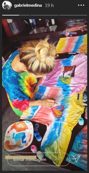 Juntos na quarentena, Gabriel Medina e Yasmin Brunet surgem pintando camisetas