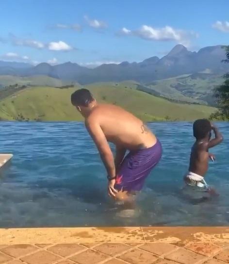 Bruno Gagliasso dança na piscina com Bless