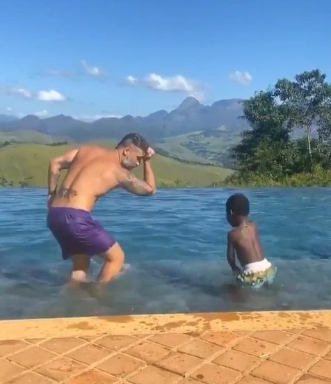 Bruno Gagliasso dança na piscina com Bless