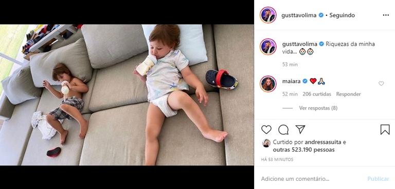 Gusttavo Lima encanta a web ao flagrar os filhos no sofá