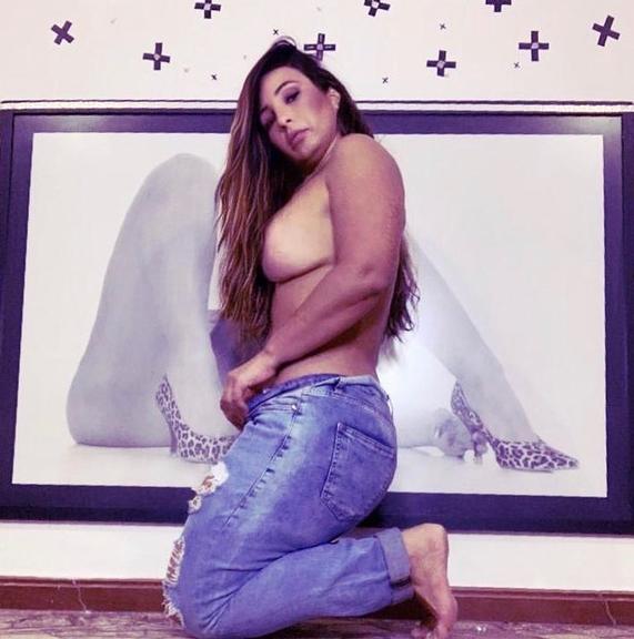 Valesca Popozuda faz topless na cama