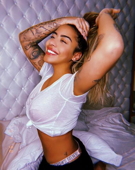 Rafaella Santos exibe barriga pela primeira vez