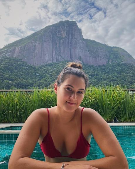 Filha de Fátima Bernardes exibe beleza natural de biquíni