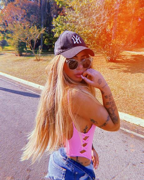 Rafaella Santos arranca elogios ao posar com look ousado