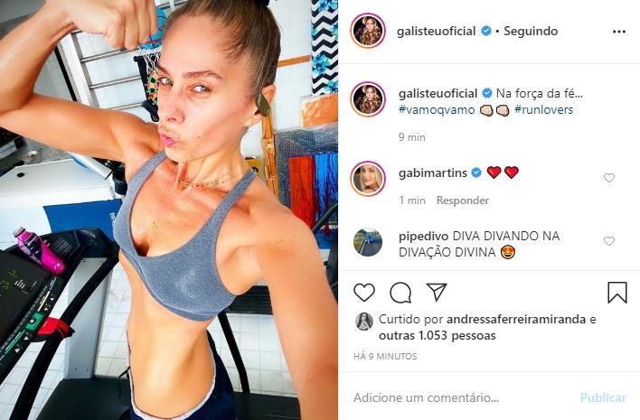 Adriane Galisteu deixa a barriga à mostra e choca os fãs