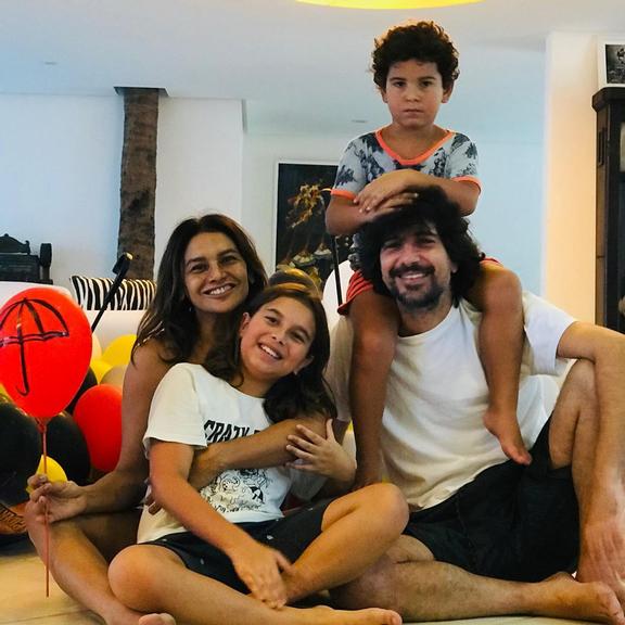 Dira Paes parabeniza o filho, Inácio com foto da família