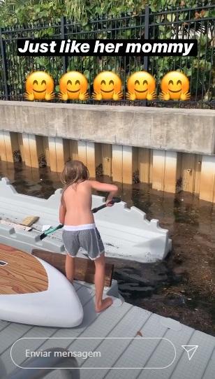 Filha de Tom Brady e Gisele Bündchen surge limpando o lago