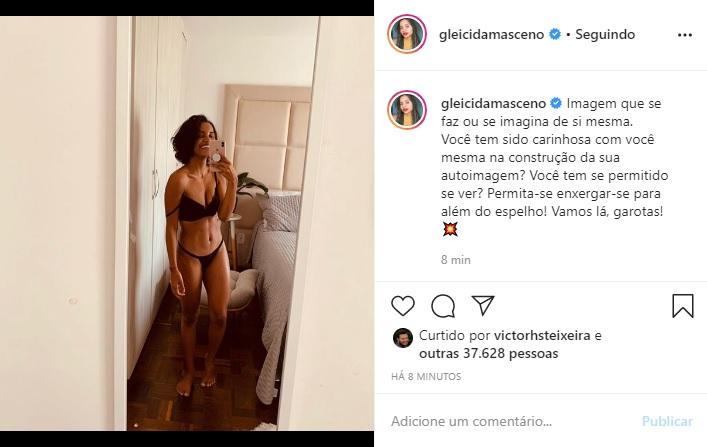 Gleici Damasceno posa de biquíni e arranca elogios na web