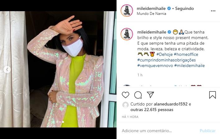 Mileide Mihaile posa com máscara e jaqueta brilhante