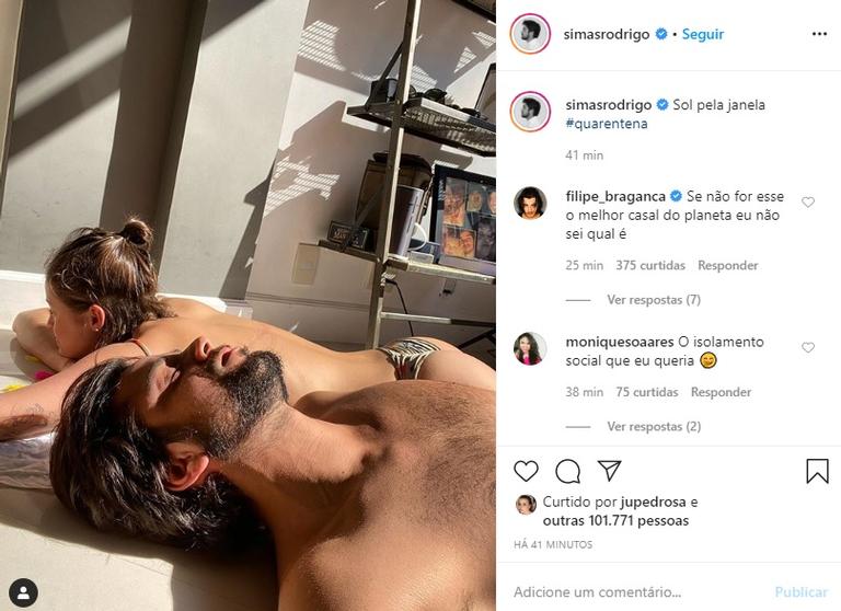 Rodrigo Simas e Agatha Moreira tomam sol dentro de casa