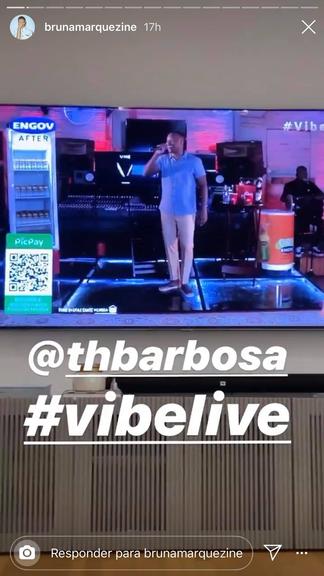 Bruna Marquezine assiste live do cantor Thiaguinho