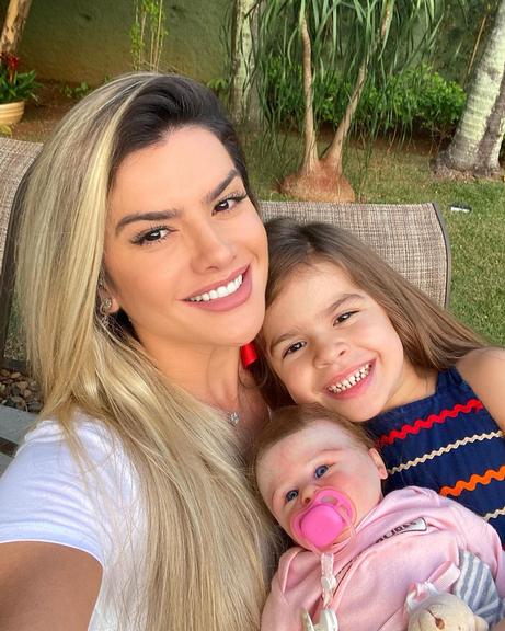 Mirella Santos se diverte ao brincar com a filha, Valentina