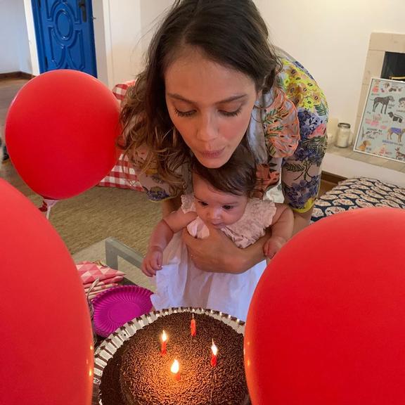 Filha de Laura Neiva e Chay Suede completa seus quatro meses de vida