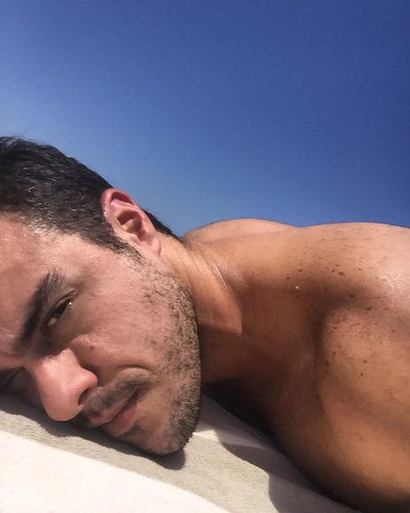 Sem camisa, Joaquim Lopes toma banho de sol