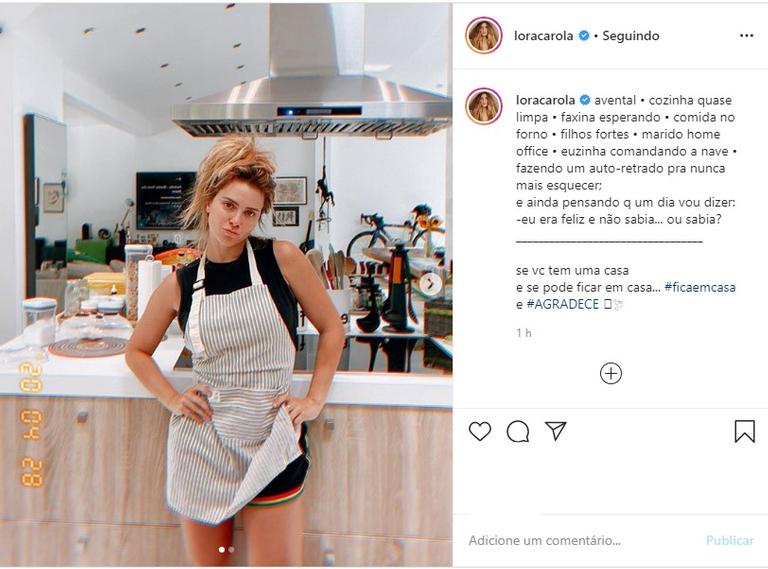 Carolina Dieckmann na cozinha de sua casa