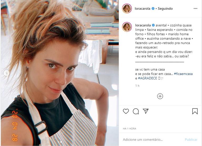 Carolina Dieckmann na cozinha de sua casa