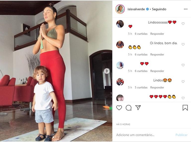 Isis Valverde fazendo yoga com o filho