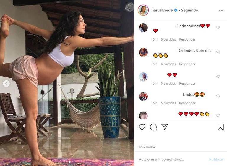 Isis Valverde fazendo yoga com o filho