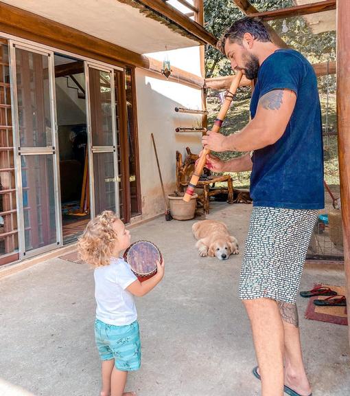 Mari Bridi faz clique encantador do filho e do marido