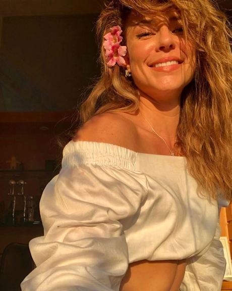 Paolla Oliveira encanta a web ao fazer clique à luz do sol