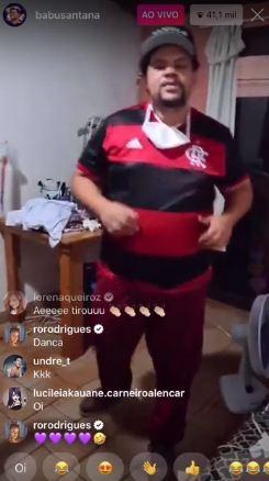 Anitta pede para Babu Santana fazer dancinha em live