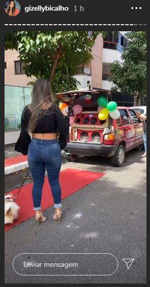 Gizelly Bicalho ganha homenagem dos fãs em carro de som