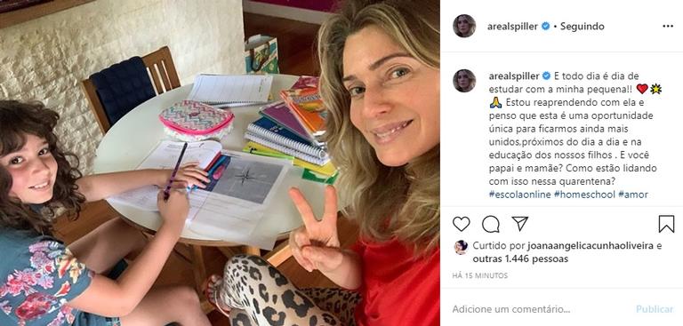 Letícia Spiller mostra rotina de estudo com a filha, Stella