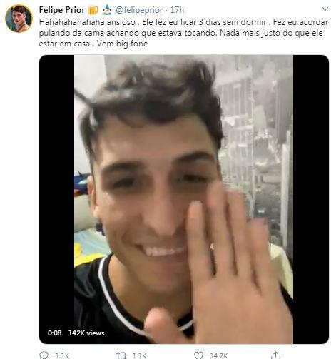 Felipe Prior comemora que ganhou um Big Fone para decorar sua casa