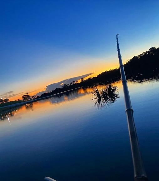 Gusttavo Lima mostra tarde de pescaria em lago em cenário paradisíaco